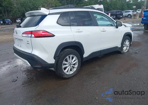 2022 Toyota Corolla Cross Le z USA, uszkodzony, nr VIN 7MUCAABG8NV021179